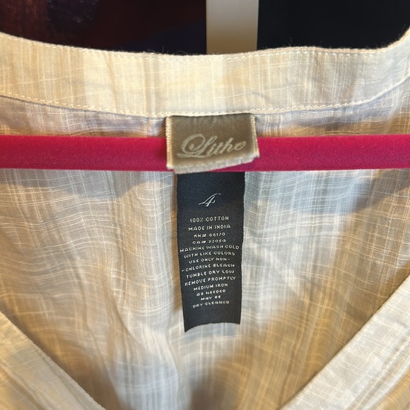 Lithe tan/white/aubergine cap sleeve side zipper smocked back top size 4 - Picture 2 of 3